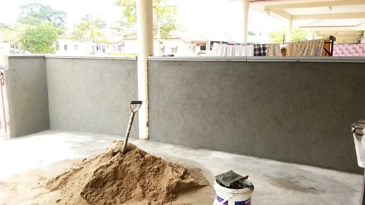 Fence wall plastered smooth with a cap along the top