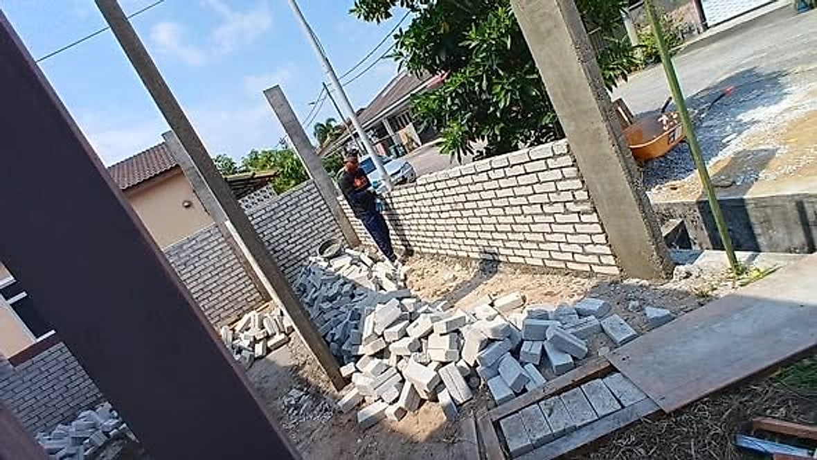 House extension: bricklaying begins between the new columns