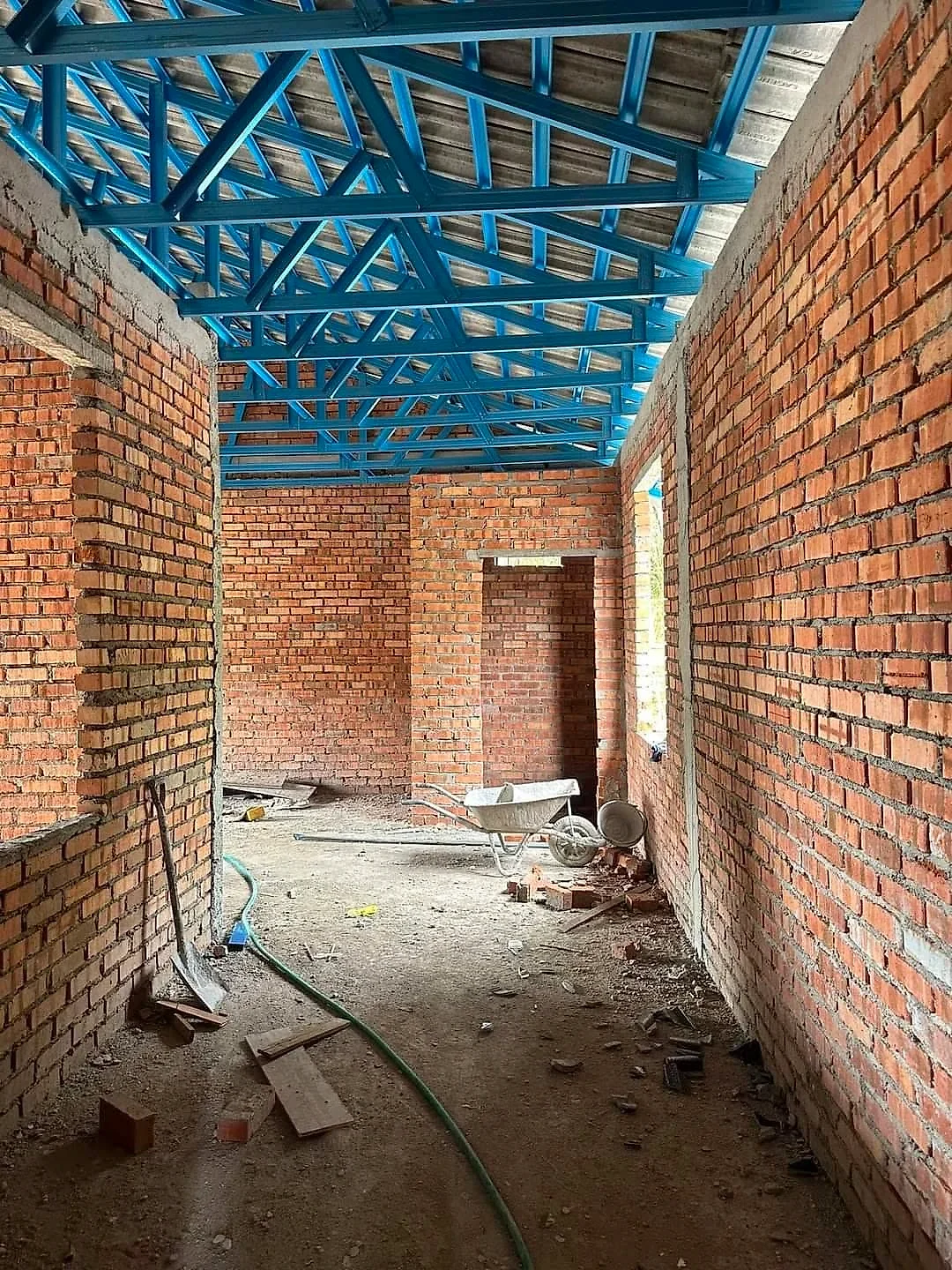 Light steel roof trusses over the brick walls of the new rooms
