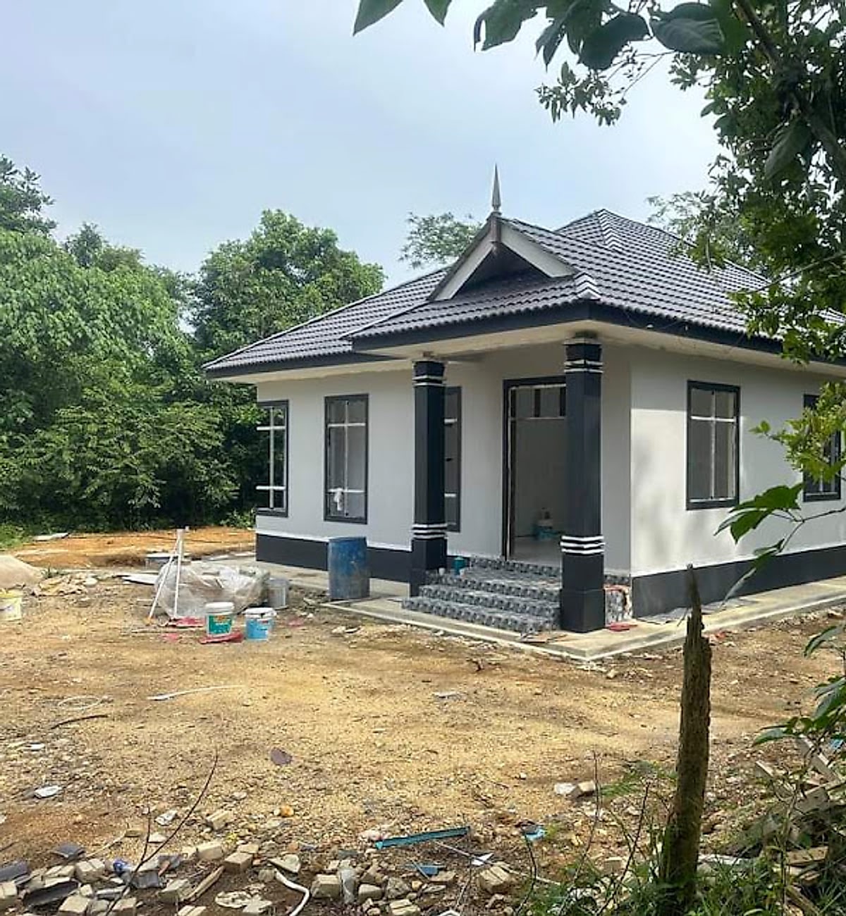 Gabled bungalow porch with banded columns and tiled steps