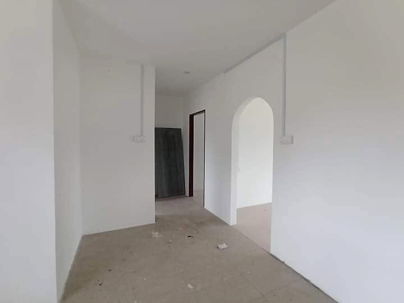 Plastered and painted hallway with an arched doorway