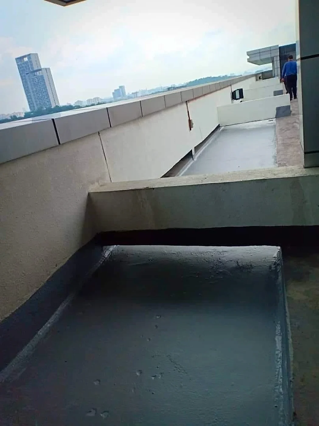 Coated roof gutter and ledge on a high-rise building